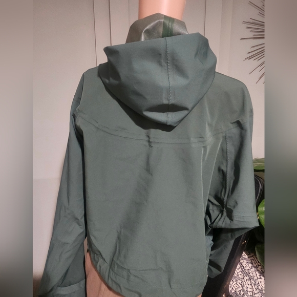 FABLETICS Cropped Hooded Jacket – Green | Lightweight Performance Layer. Small - Picture 16 of 16